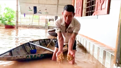 Trận lũ lúc nửa đêm khiến người dân không kịp trở tay, cả thôn bị cô lập