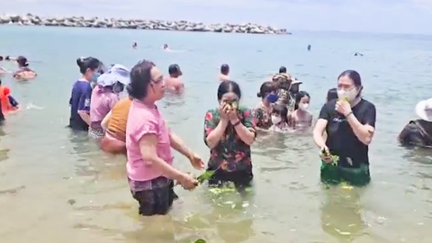 Người dân Tuy Hòa xuống biển tắm 'xả xui' giữa trưa Tết Đoan ngọ