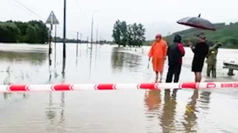Mưa như trút nước chia cắt nhiều tuyến đường, gây sạt lở ở Quảng Nam và TP Huế