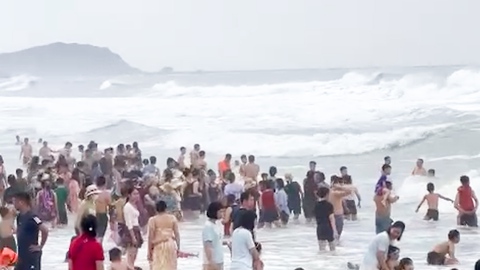 Cứu hộ hơn 20 người bị sóng cuốn, 'uống nước nhẹ' khi tắm biển ở Cửa Lò