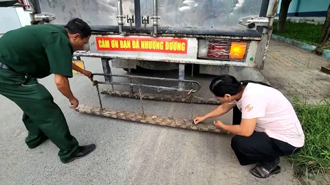 'Độc lạ' xe tải hút đinh, vá xe, thay ruột xe... miễn phí của hai vợ chồng ở Bình Dương