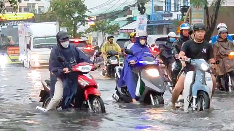 Nhiều tuyến đường ở Cần Thơ ngập nặng sau trận mưa lớn nhất từ đầu mùa