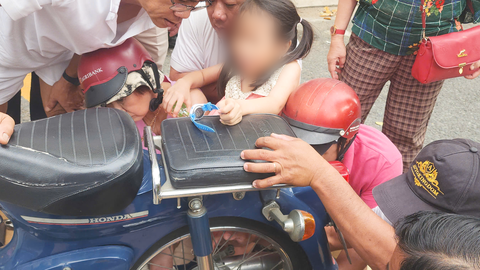 Nghe bé gái kêu cứu, người đi đường chạy đến giải cứu chân cháu bị kẹt vào căm xe