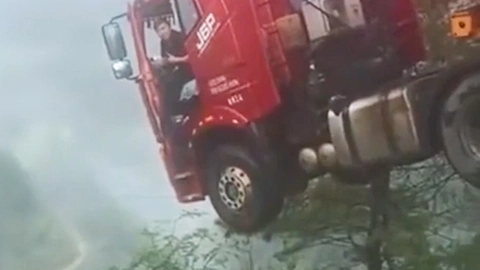 Sập cầu ở Trung Quốc, đầu xe tải treo lơ lửng trên vực thẳm