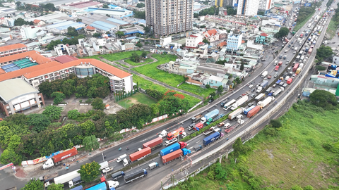 Quốc lộ 1 đoạn từ cầu vượt Trạm 2 đến quốc lộ 13 dài hơn 10km bị ùn ứ từ sáng sớm đến chiều