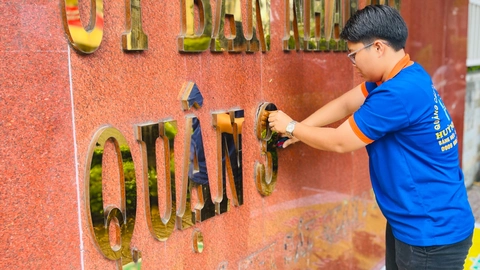 Đang gắn bảng tên phường, nhiều trụ sở quận thành nơi làm việc của phường mới ở TP.HCM