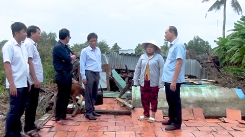 Dông lốc ở Cà Mau làm 18 căn nhà sập và tốc mái, một người mất tích