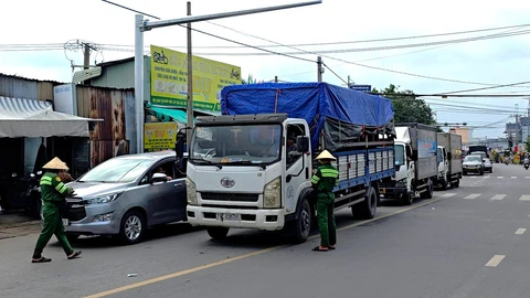 Né kẹt xe trên cao tốc TP.HCM - Long Thành - Dầu Giây, nhiều ô tô 'sa lầy' ở phà Cát Lái