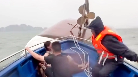 Tàu du lịch chở hơn 50 người lật trên vịnh Hạ Long, tìm thấy 3 thi thể