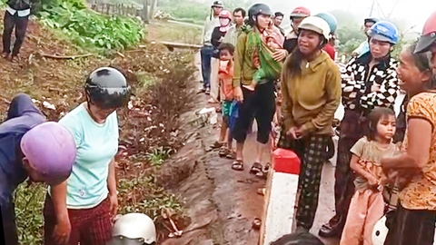 Hiện trường 2 cháu gái chết dưới mương nước, có chiếc xe máy ngã bên cạnh