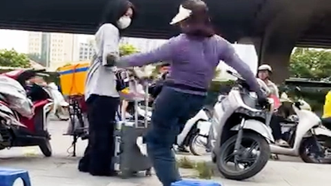 Bà bán trà đá đuổi cô gái 'đứng vào chỗ bán hàng' bị phạt 2,5 triệu đồng vì lấn chiếm vỉa hè