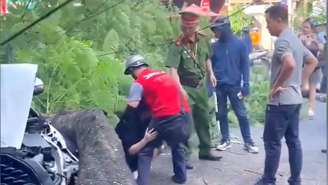 Hiện trường ngổn ngang vụ ô tô tông liên hoàn 10 xe máy ở Hà Nội