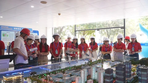 Thanh niên Việt Nam với hành trình khám phá sự phát triển năng lượng sạch tại Tập đoàn Hoa Điện