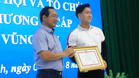 Chủ tịch Nguyễn Văn Được tặng bằng khen cho thanh niên cứu sống bé gái ngạt nước hồ bơi