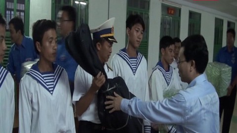 Tặng quà cho tân binh Trường Sa