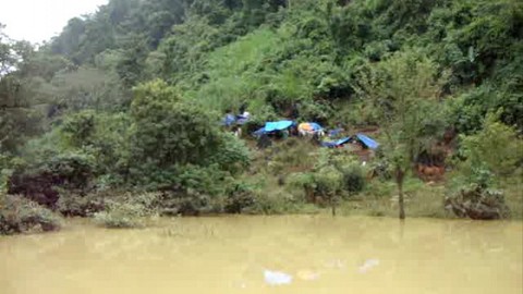 Lên hang đá trốn lũ