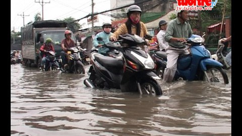 Dân bỏ việc vì mưa ngập nhà