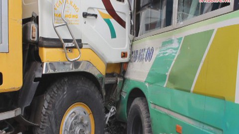 Tám xe ôtô tông liên hoàn, Ngã ba Vũng Tàu kẹt cứng