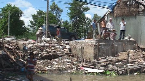 Sà lan tông sập, hư hỏng 44 căn nhà