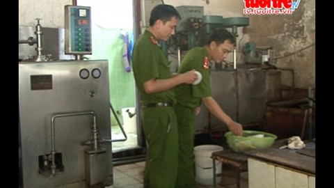 Phát hiện một cơ sở sản xuất kem có nhiều sai phạm