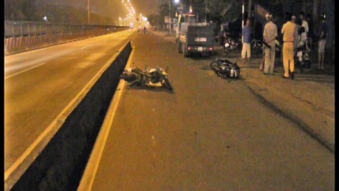 Phóng nhanh, người đàn ông nằm vắt ngang trên dải phân cách
