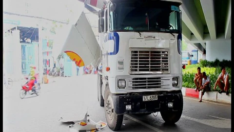 Tài xế bất cẩn, xe đầu kéo tông vào thanh chắn bảo vệ cầu