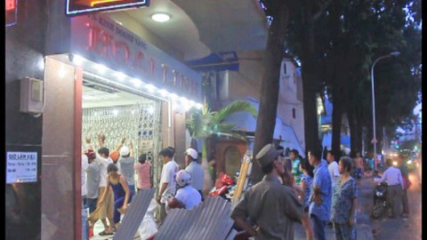 Ô tô lao vào tiệm vàng Hoài Linh