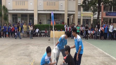Học sinh phổ thông thi bắn tên lửa nước