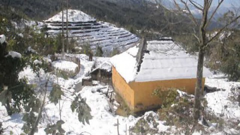 Xã nghèo tan hoang trong mưa tuyết