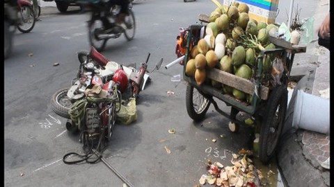 Xe tải tông xe máy, một người nguy kịch
