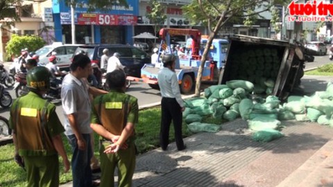 Xe tải bất ngờ sụp hố ga, đè chết một phụ nữ