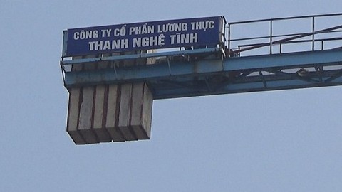 Công trình ngừng thi công, cần cẩu tháp treo lơ lửng