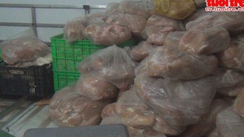 Phát hiện hàng ngàn kg thực phẩm trôi nổi tại cơ sở giò chả