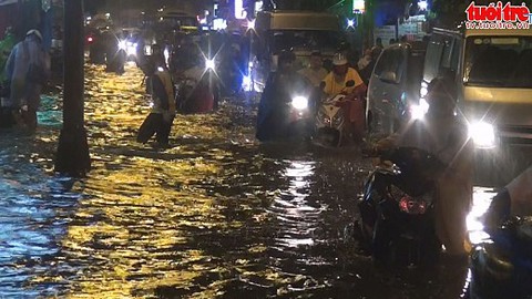 Mưa ngập nặng, giao thông ùn tắc kéo dài tại TP.HCM