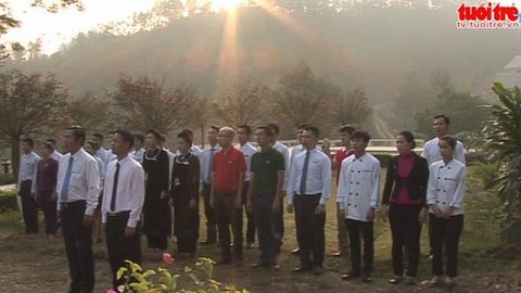 Chào cờ ở thác Bản Giốc