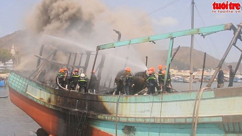 Cháy ghe, một người bị bỏng nặng, đục tàu cho dầu chảy ra biển