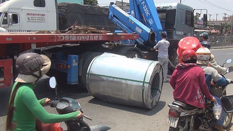 Thắng gắp, xe đầu kéo làm rơi cuộn tôn nặng gần chục tấn