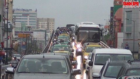 Cầu Lăng Cha Cả ùn ứ vì taxi rớt bánh xe