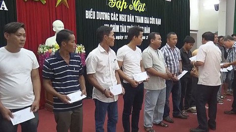 Khen thưởng tập thể. cá nhân trong việc cứu hộ tàu lật úp trên sông Hàn