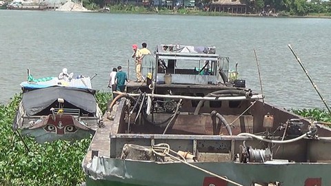 Sà lan tông ghe lúa đậu cặp sông, 2 mẹ con chết thảm