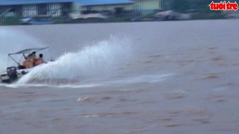Chìm sà lan 3 người mất tích
