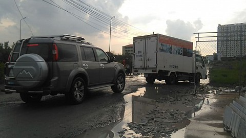 Đường hư hỏng nặng, xe bị sụt hố liên tục
