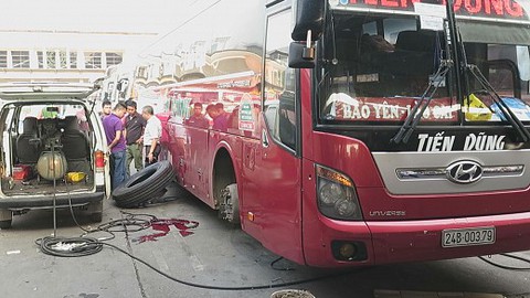 Lốp xe phát nổ trong bến Mỹ Đình, một người nguy kịch