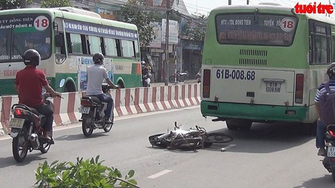 Vượt đèn vàng, xe buýt kéo lê nạn nhân tử vong
