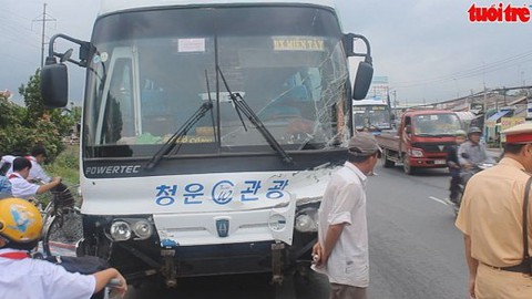 Xe khách tông sập dải phân cách