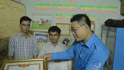 Khen nhóm thanh niên sửa xe máy bị ngập nước miễn phí