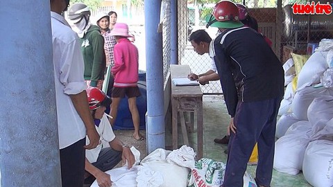 Phát gạo nhầm cho học sinh vì Hiệu trưởng không nắm được qui định mới