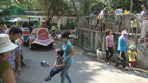 Xe điện, xe lửa náo loạn ở Thảo Cầm Viên Sài Gòn