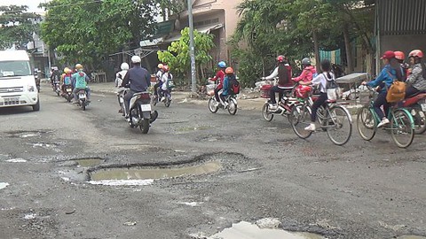 Đường hư hỏng nghiêm trọng do mưa bão