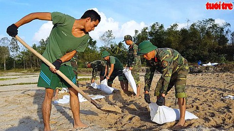 Bộ đội giúp dân kịp sản xuất vụ đông xuân sau lũ lụt